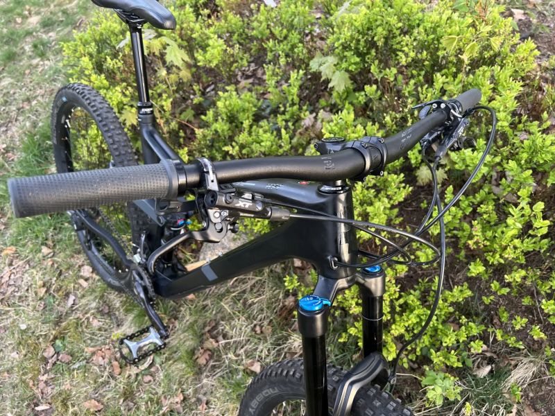 Cube Stereo 140 HPC, carbon, 27.5" hezký bajk na traily velikost L