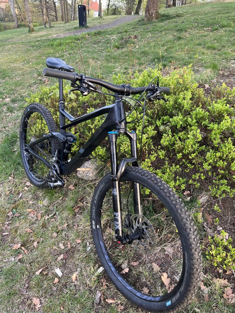 Cube Stereo 140 HPC, carbon, 27.5" hezký bajk na traily velikost L