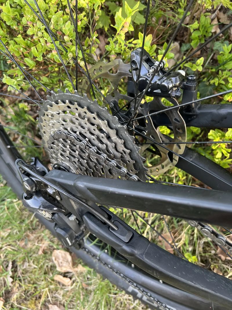 Cube Stereo 140 HPC, carbon, 27.5" hezký bajk na traily velikost L