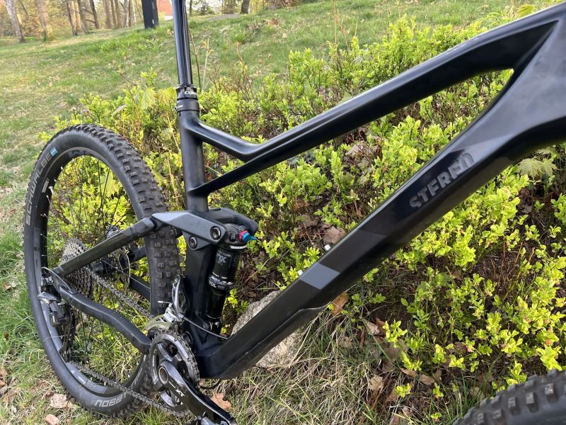 Cube Stereo 140 HPC, carbon, 27.5" hezký bajk na traily velikost L