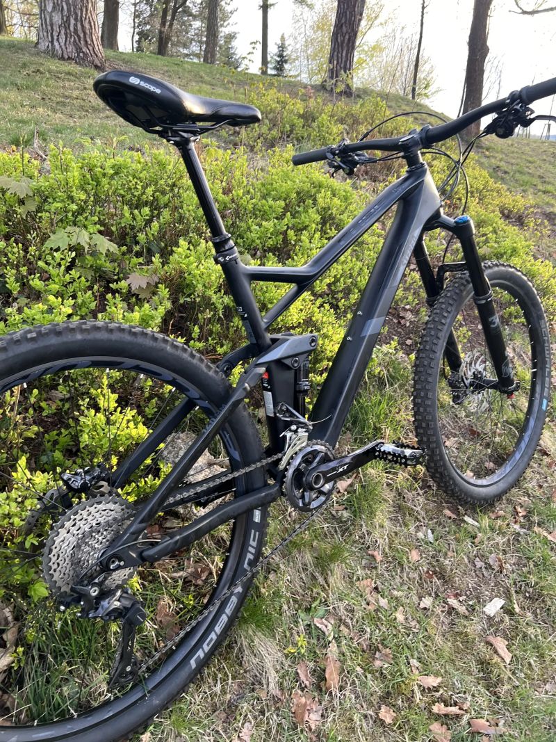 Cube Stereo 140 HPC, carbon, 27.5" hezký bajk na traily velikost L