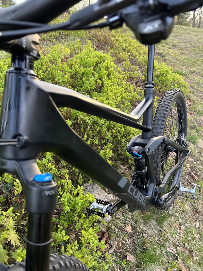 Cube Stereo 140 HPC, carbon, 27.5" hezký bajk na traily velikost L