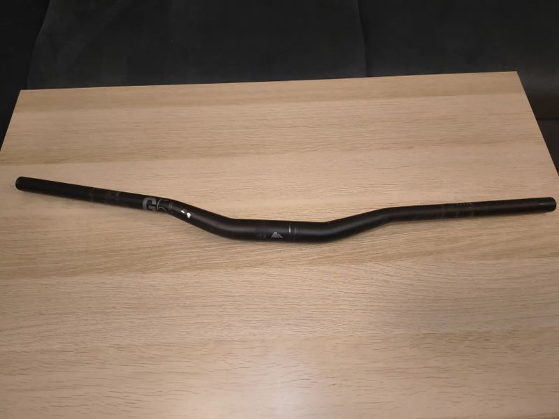 Řídítka G5 - 800mm šířka, rise 30mm, upsweep 5°, backsweep 8°, černá na představec 31,8