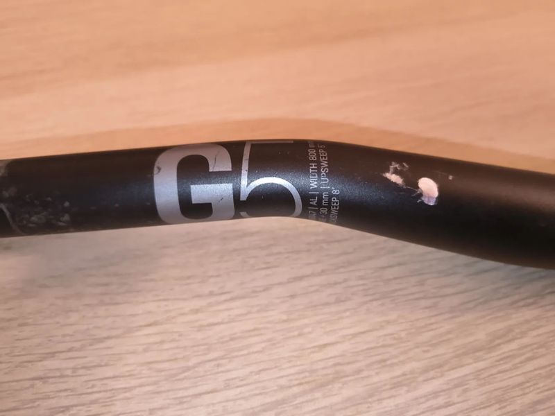 Řídítka G5 - 800mm šířka, rise 30mm, upsweep 5°, backsweep 8°, černá na představec 31,8