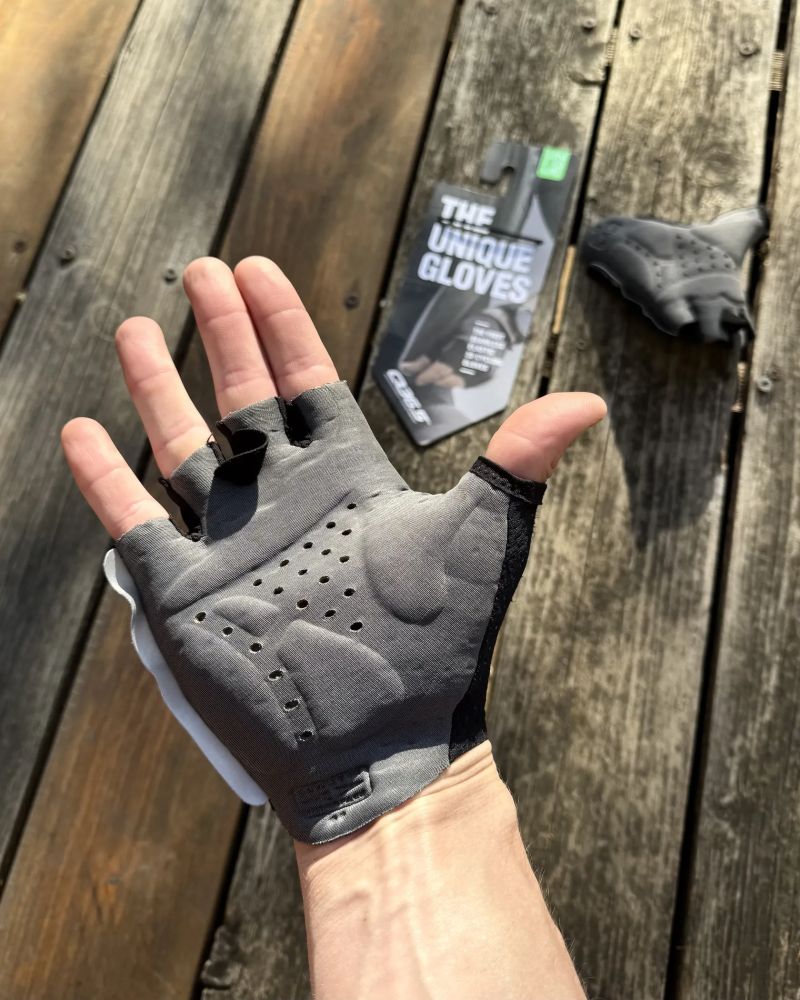 Q36.5 Unique Summer Gloves Black