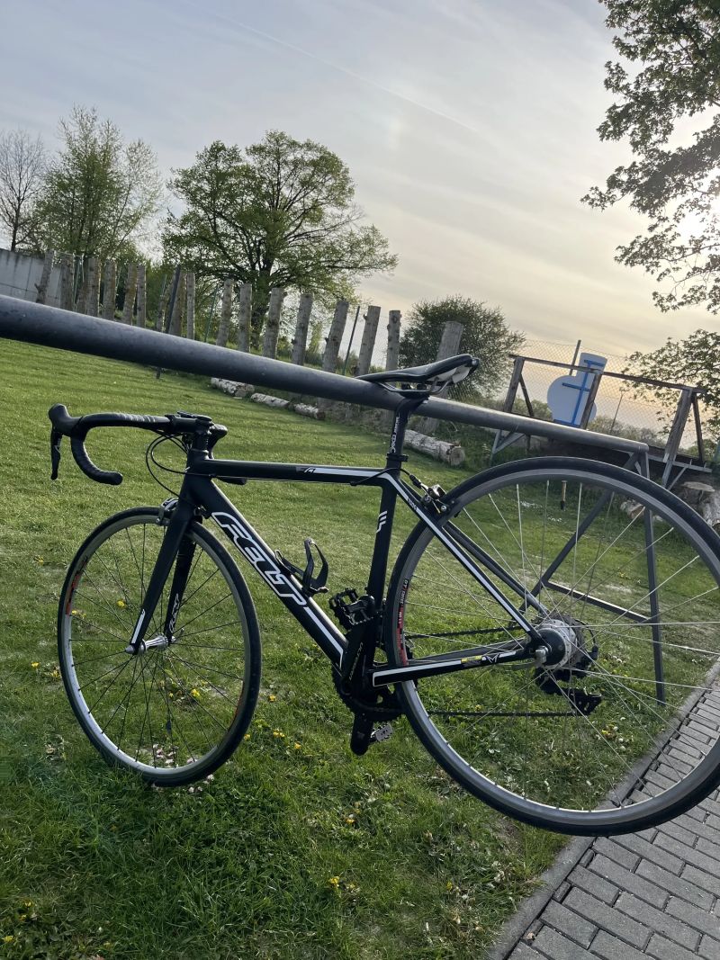 Silniční kolo Felt F75 (Custom Ultegra) – Superlite