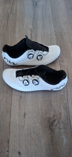 Northwave Revolution 3 / vel. 44,5 - karbon podrážka