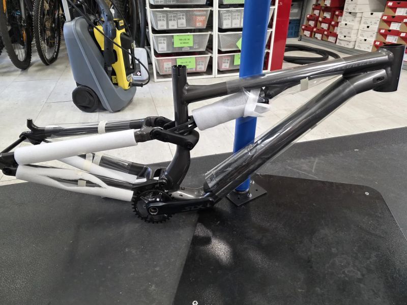 Specialized Stumpjumper comp alloy rám + tlumič