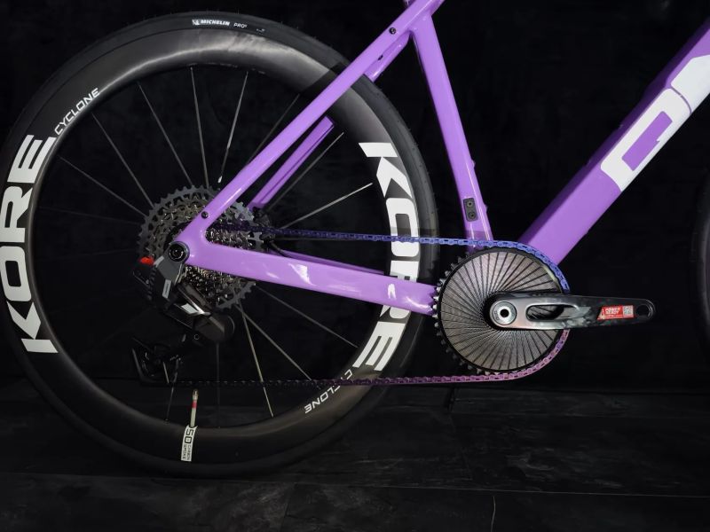 Nové silniční kolo QM R301 SRAM Rival E1 1x13 eTap AXS 