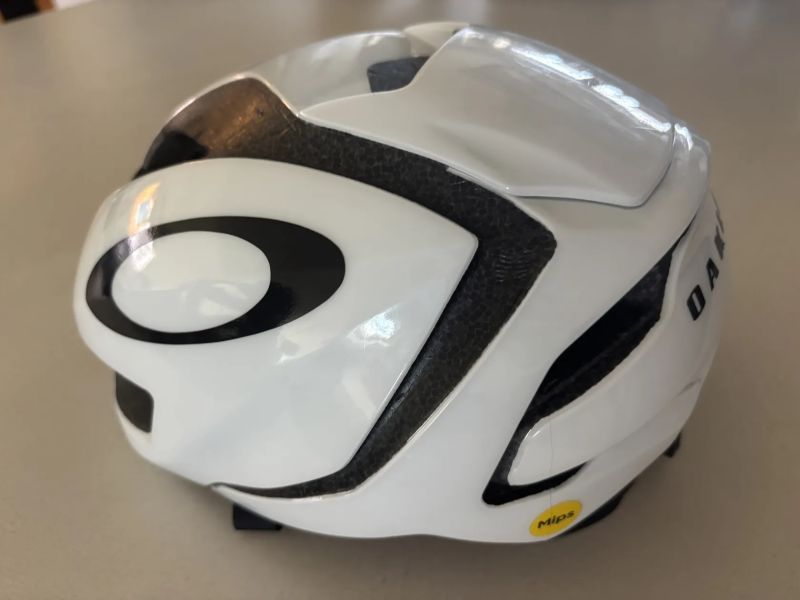 Oakley prilba Mips, Aro5