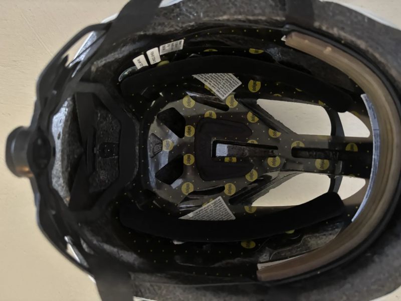 Oakley prilba Mips, Aro5