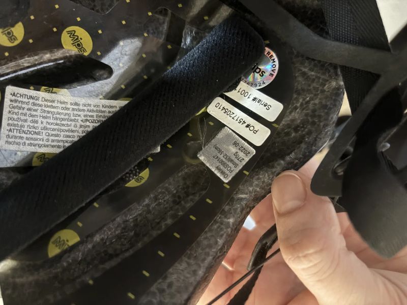 Oakley prilba Mips, Aro5