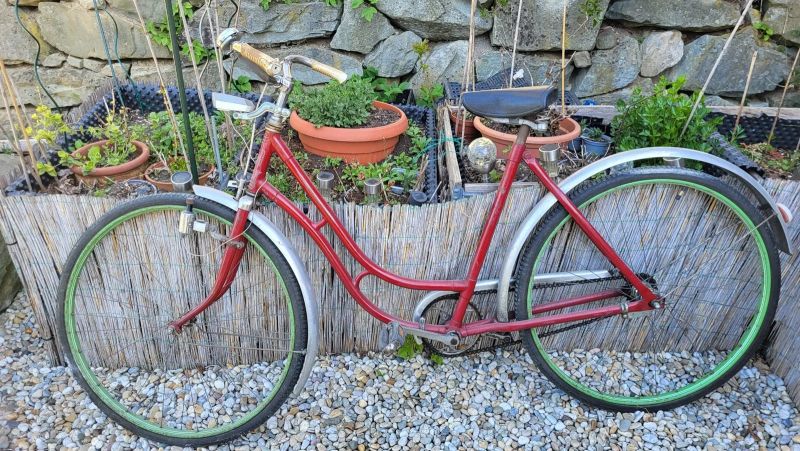 PRODÁM staré dámské kolo