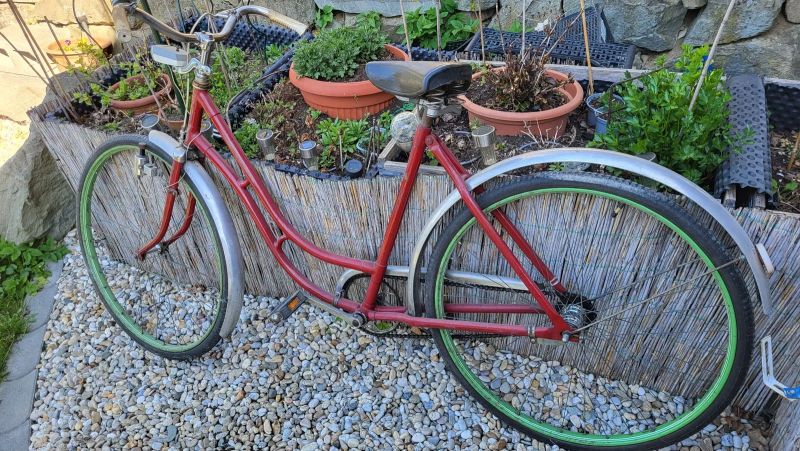 PRODÁM staré dámské kolo