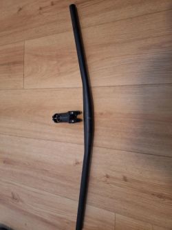 Prodám NOVÉ Specialized řídítka + představec 60mm ( sundáno z EPIC 8 )