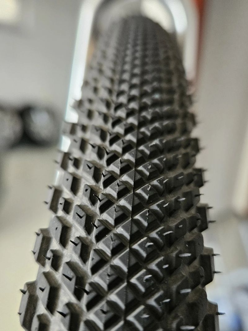 Gravel pláště Tufo Thundero 622 x 36 (700x35C), béžové bočnice