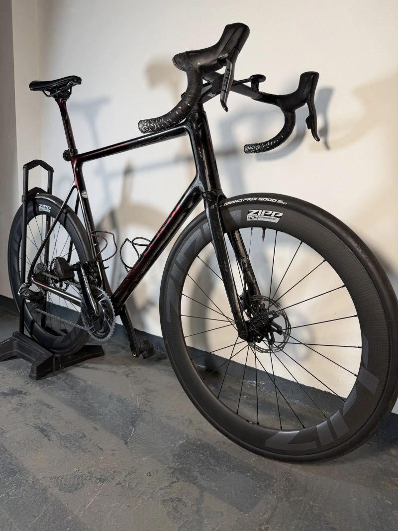 Isaac Element - Sram Red vč. powermetru - custom lak RAW/fireball