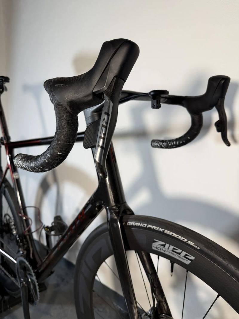 Isaac Element - Sram Red vč. powermetru - custom lak RAW/fireball