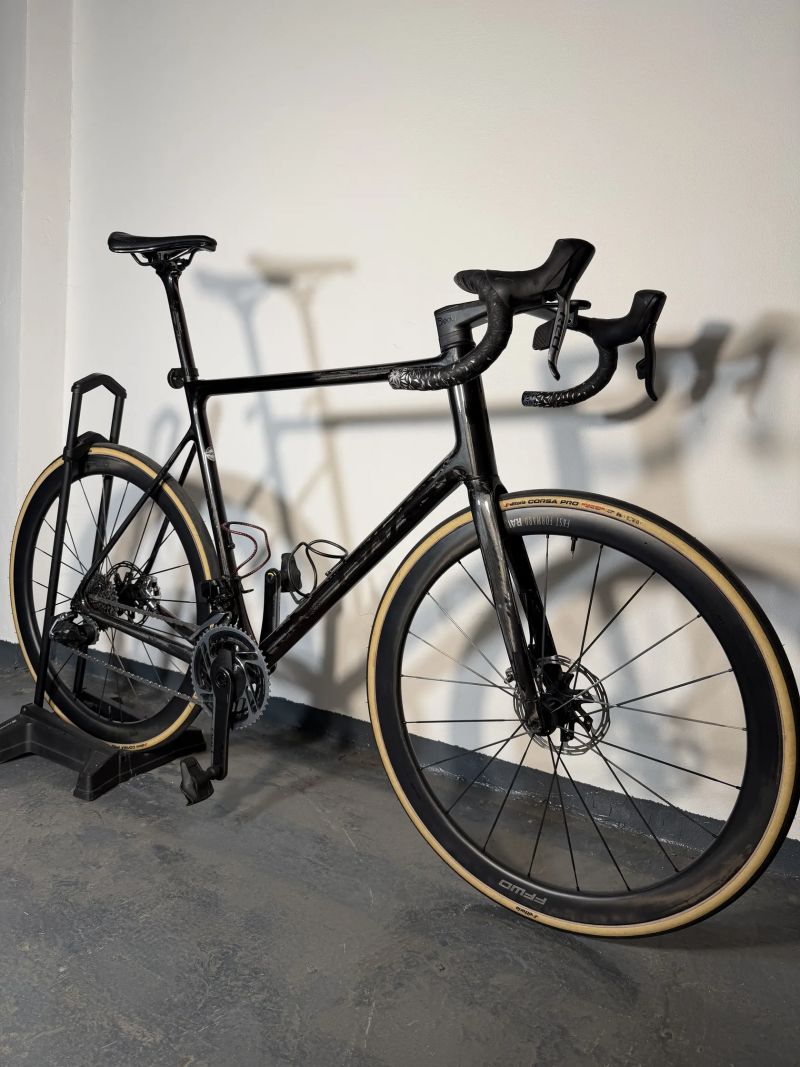 Isaac Element - Sram Red vč. powermetru - custom lak RAW/fireball