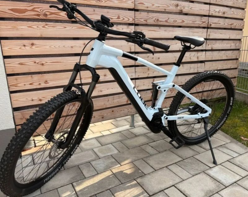 Cube Reaction Hybrid PRO