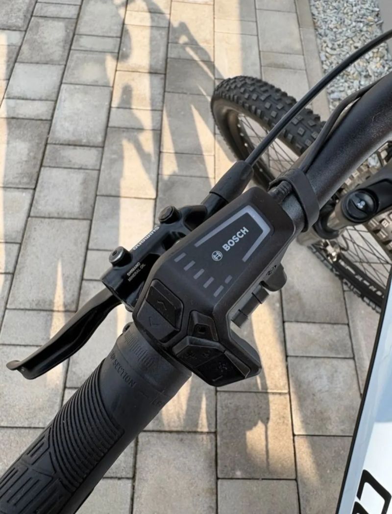 Cube Reaction Hybrid PRO