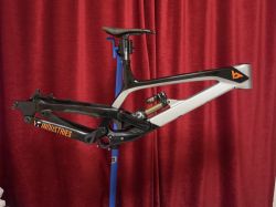 YT Tues CF Pro Race + tlumič