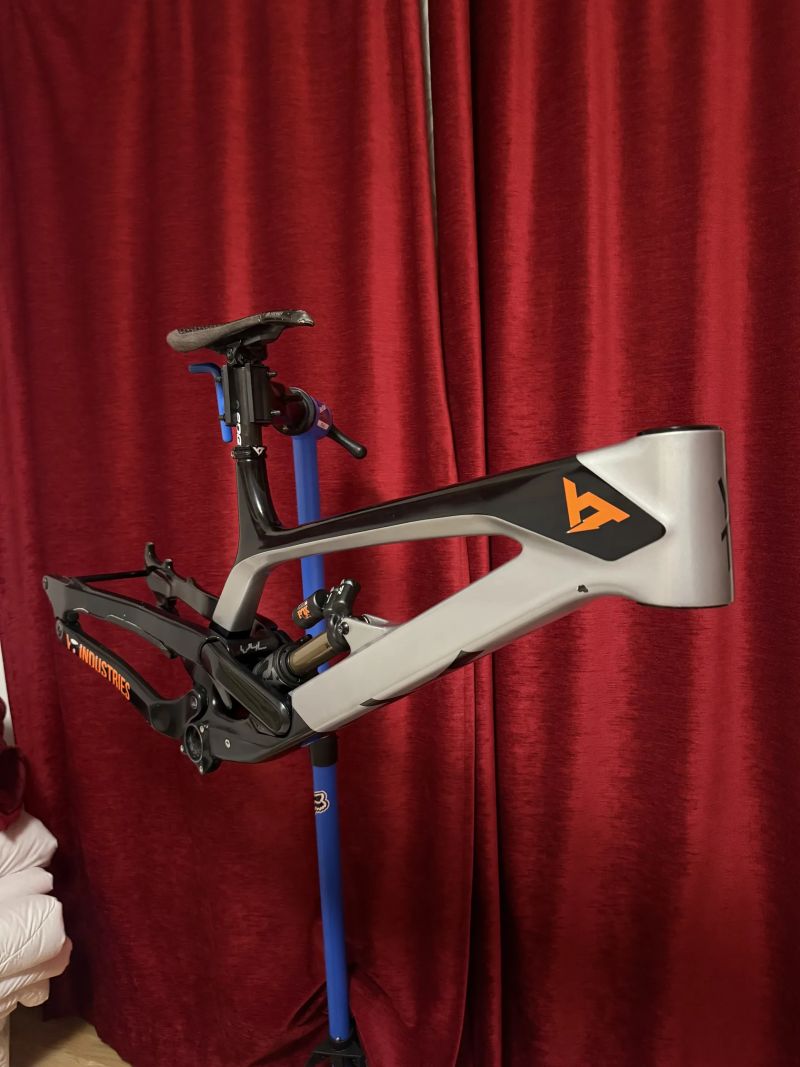 YT Tues CF Pro Race + tlumič