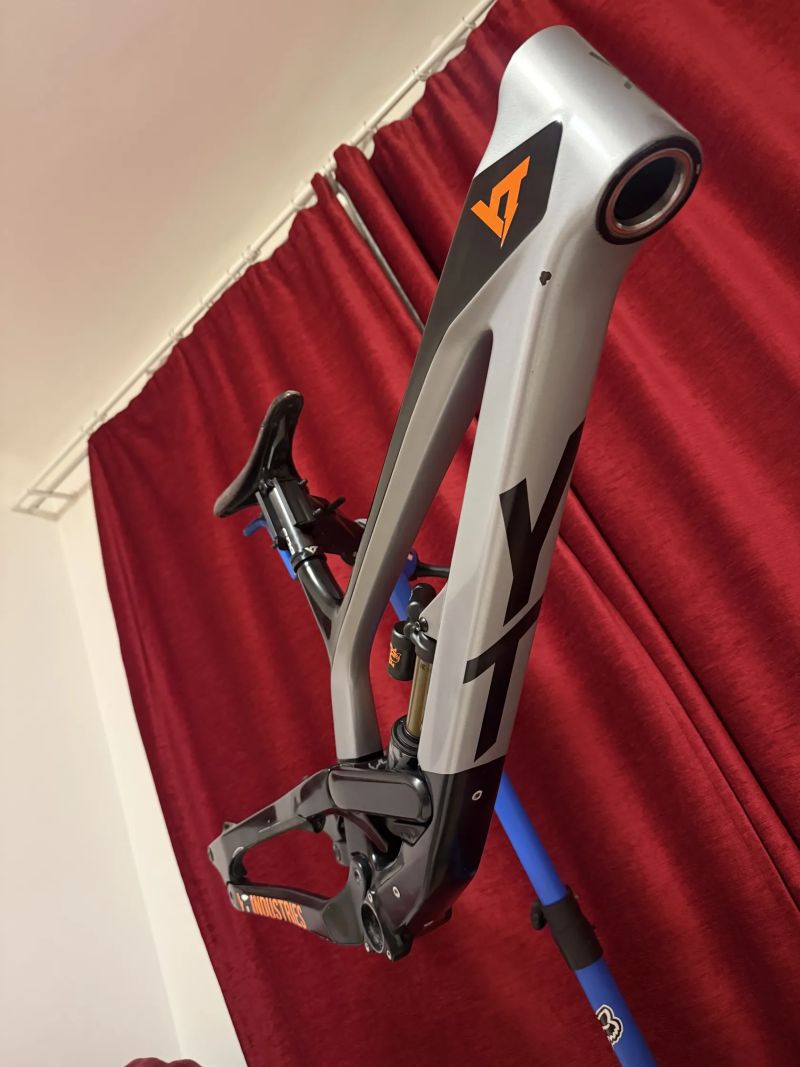 YT Tues CF Pro Race + tlumič