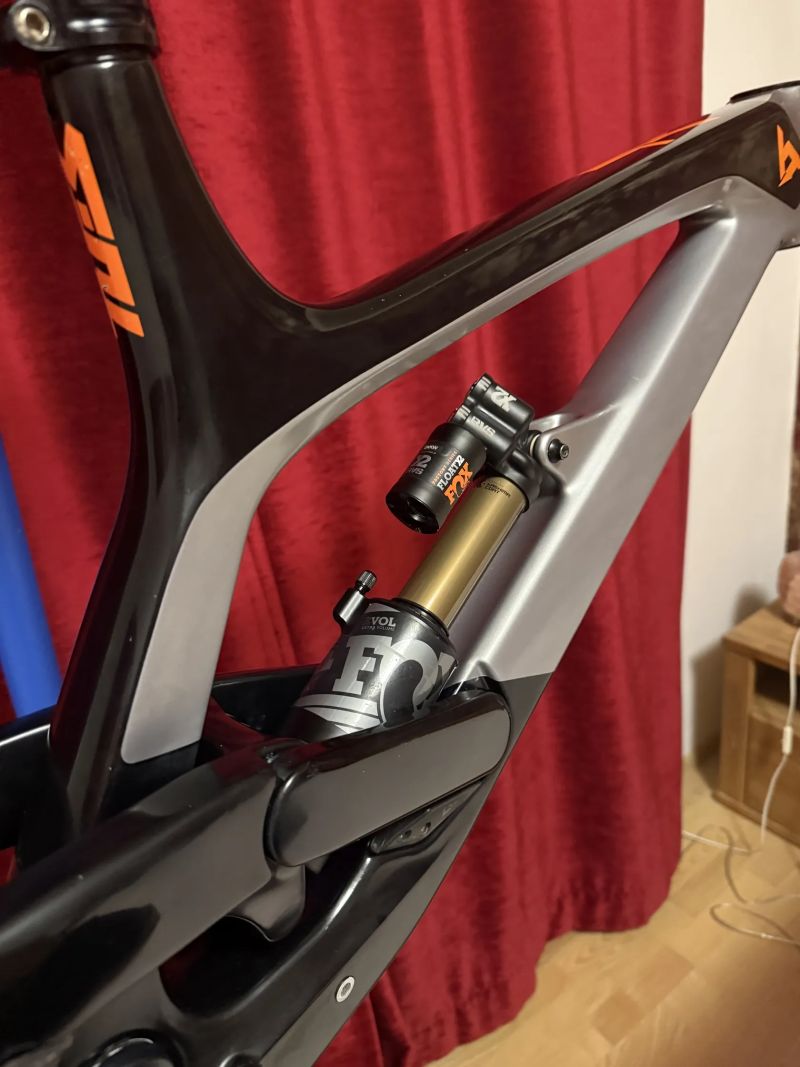 YT Tues CF Pro Race + tlumič