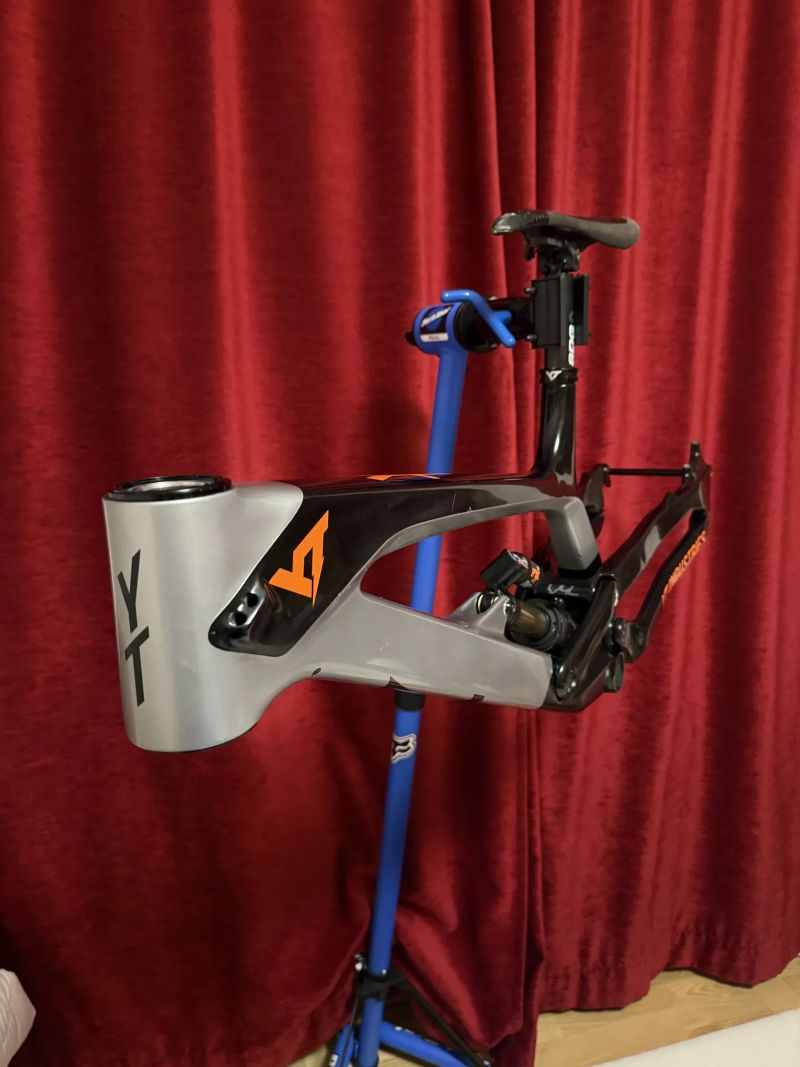 YT Tues CF Pro Race + tlumič