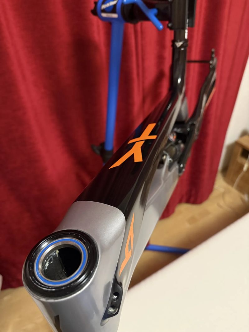 YT Tues CF Pro Race + tlumič