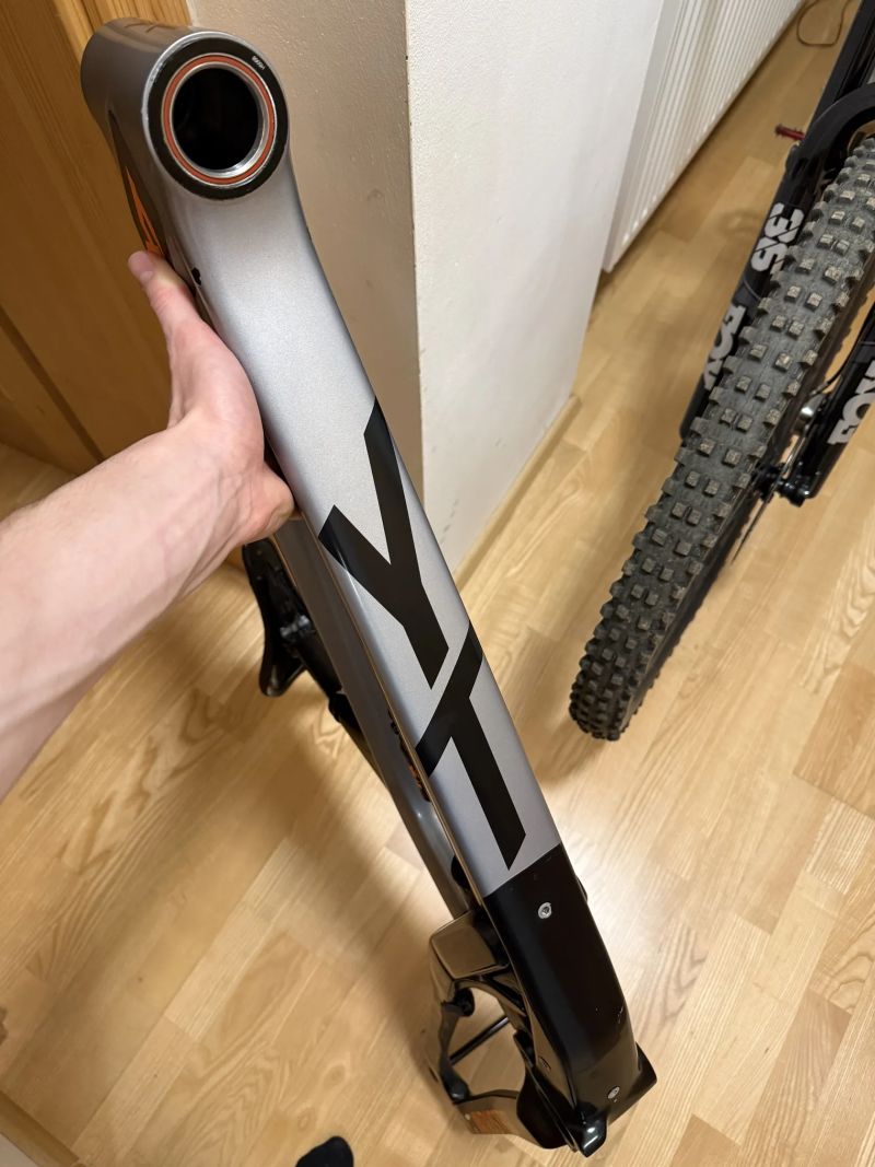 YT Tues CF Pro Race + tlumič