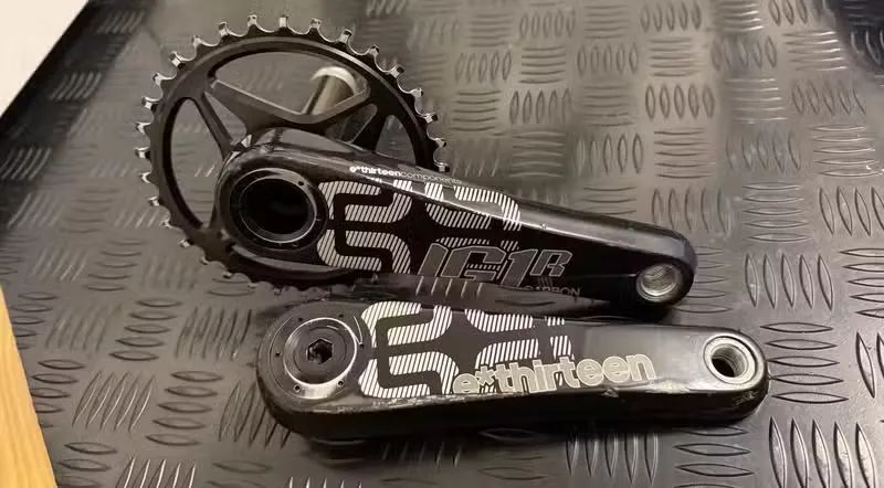 E13 LG1 Race Carbon Cranks + střed