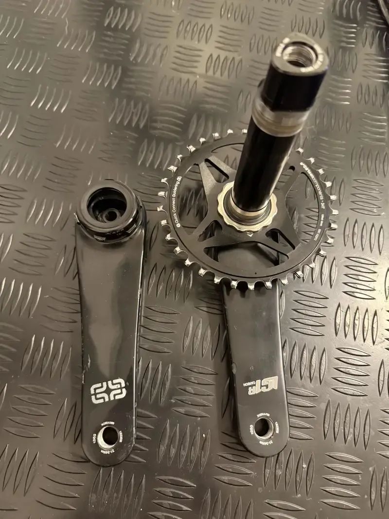 E13 LG1 Race Carbon Cranks + střed