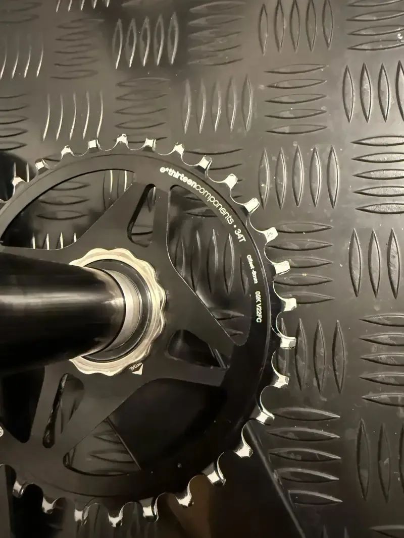 E13 LG1 Race Carbon Cranks + střed