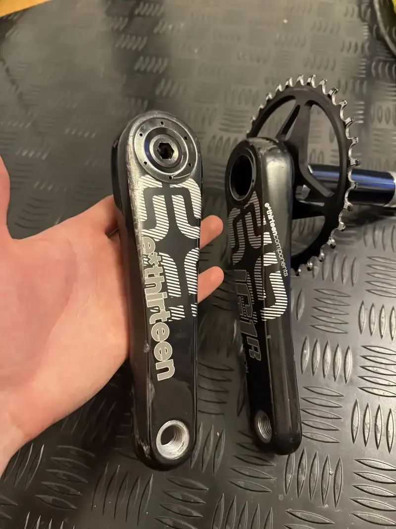 E13 LG1 Race Carbon Cranks + střed