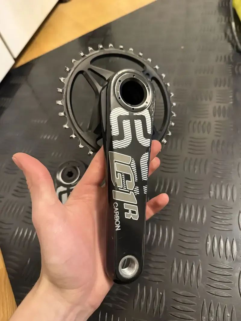 E13 LG1 Race Carbon Cranks + střed
