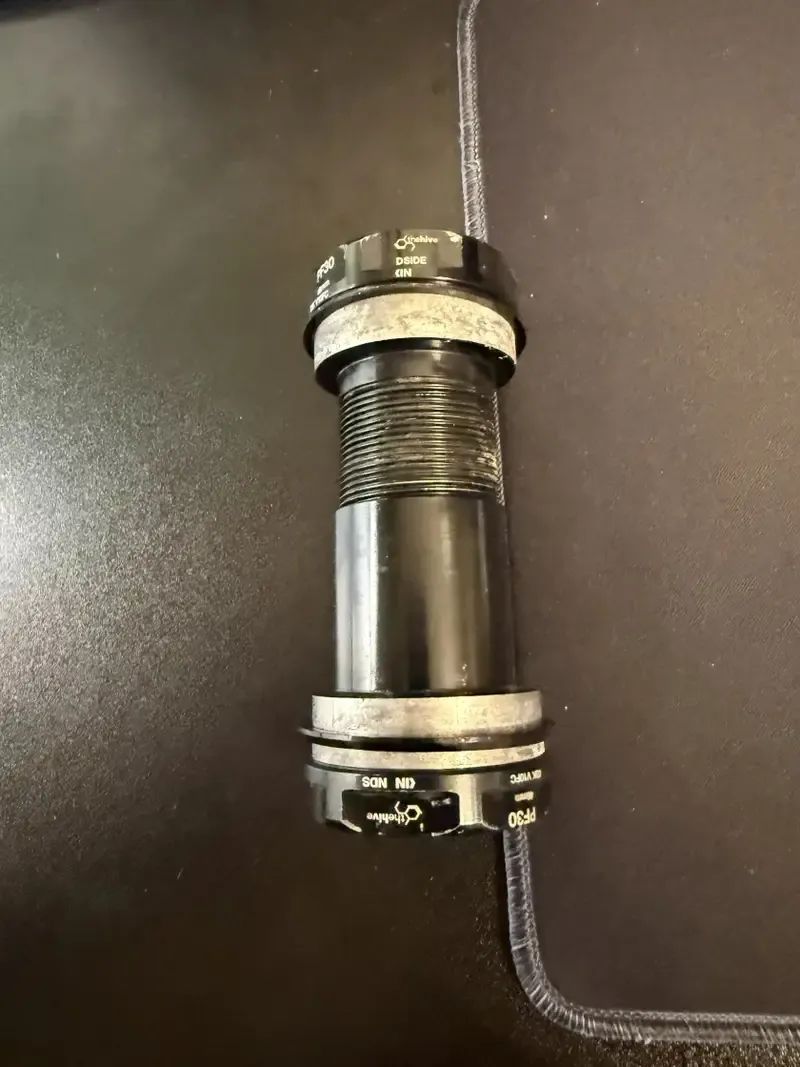 E13 LG1 Race Carbon Cranks + střed