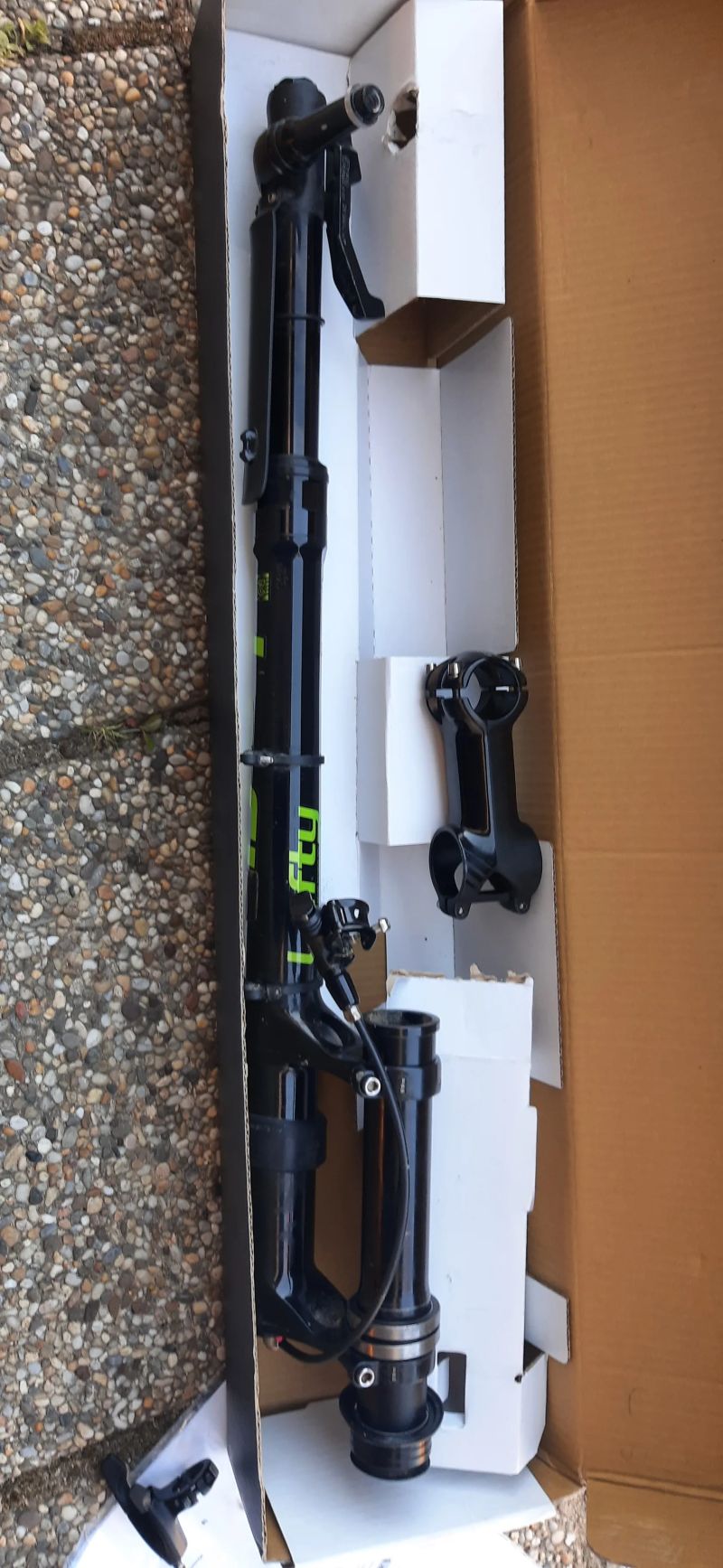 Cannondale Lefty 2.0 včetně sloupku, představce a hlavového složení.