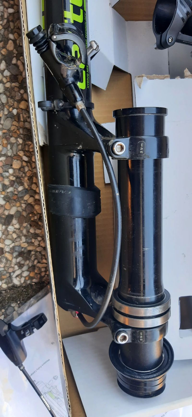 Cannondale Lefty 2.0 včetně sloupku, představce a hlavového složení.