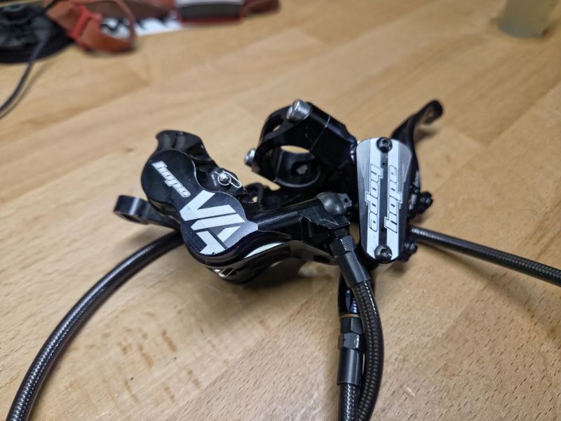 Prodám páky Hope Tech 3 + třmeny new V4 + hadice Goodridge carbon