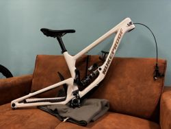 NUKEPROOF GIGA 290 Carbon (EXT Shock) bílá M