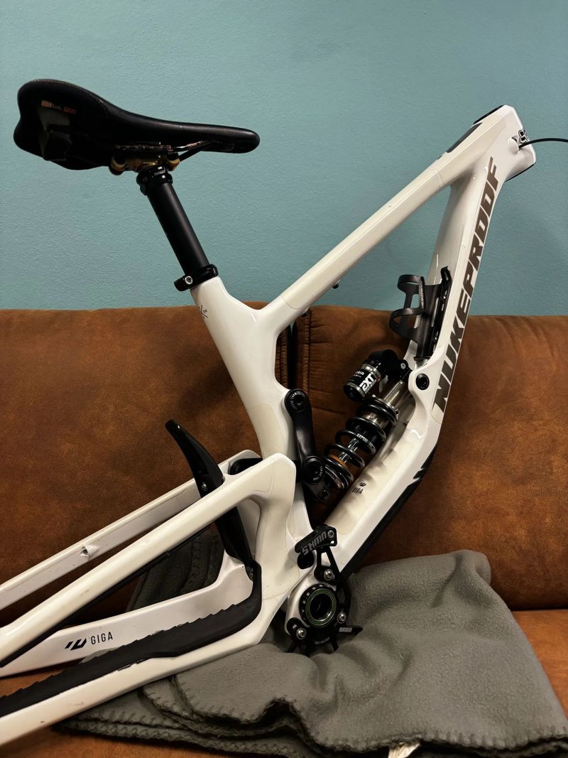 NUKEPROOF GIGA 290 Carbon (EXT Shock) bílá M