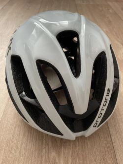 Helma KASK Protone vel L bílá, lehká, nebouraná, používaná, ale výborný stav