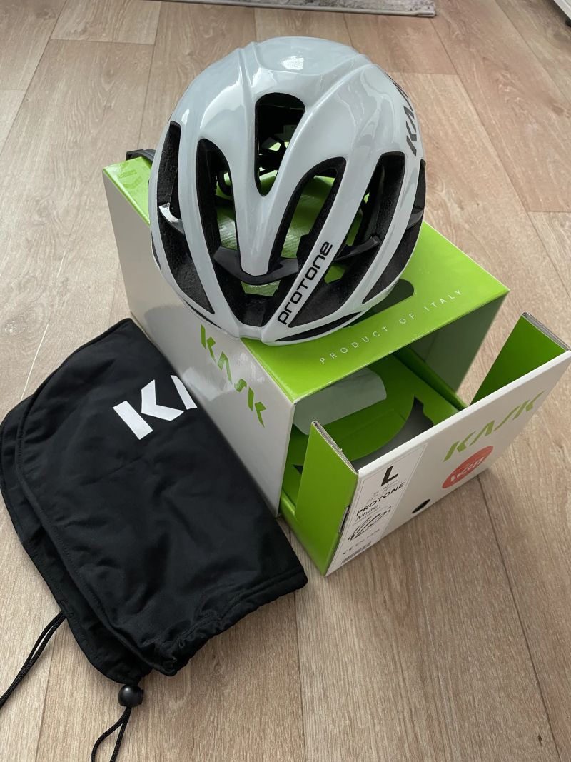 Helma KASK Protone vel L bílá, lehká, nebouraná, používaná, ale výborný stav