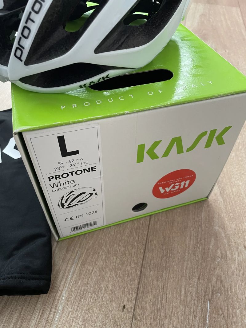Helma KASK Protone vel L bílá, lehká, nebouraná, používaná, ale výborný stav