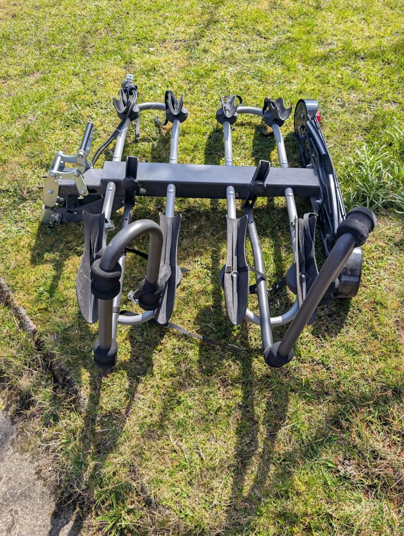 Nosič pro 4 jízdní kola na tažné zařízení