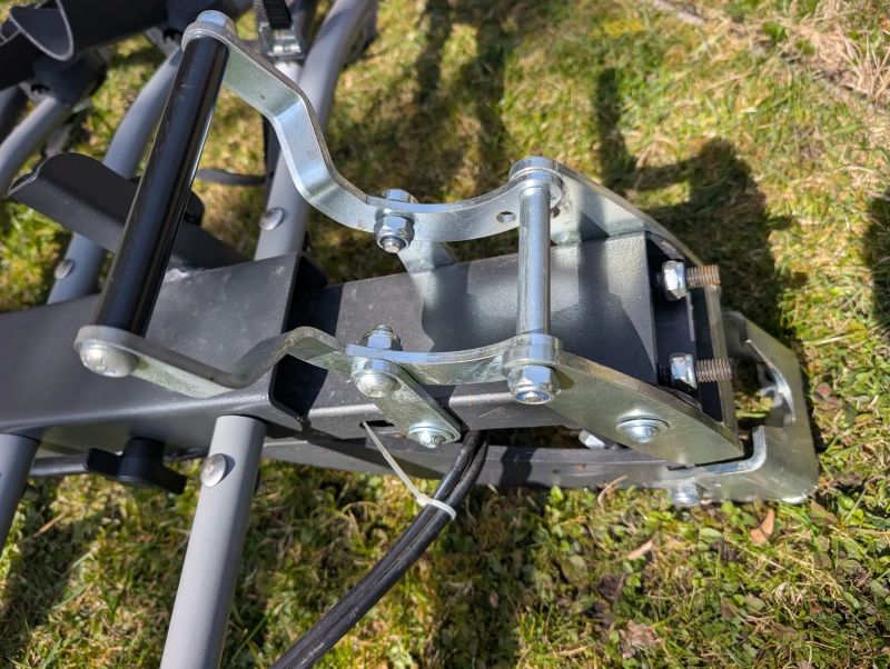 Nosič pro 4 jízdní kola na tažné zařízení