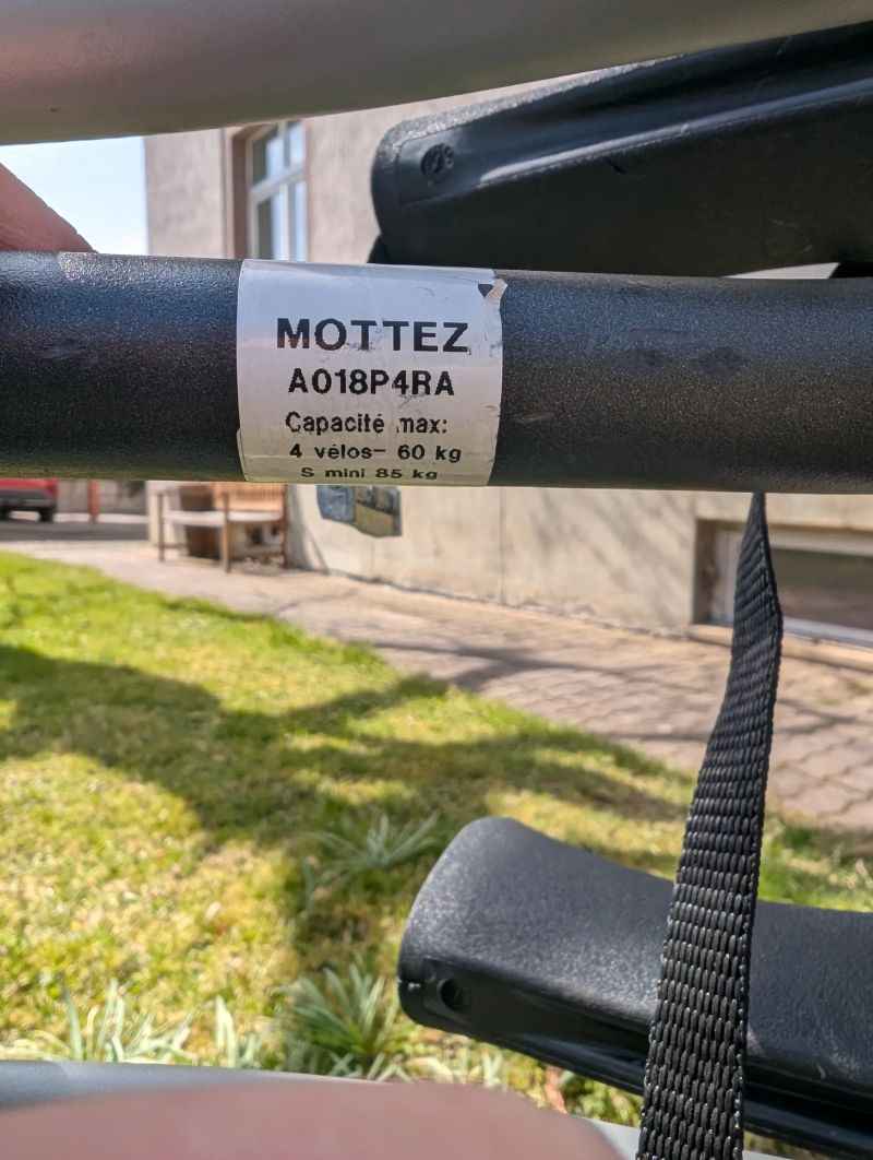 Nosič pro 4 jízdní kola na tažné zařízení