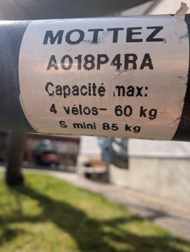 Nosič pro 4 jízdní kola na tažné zařízení